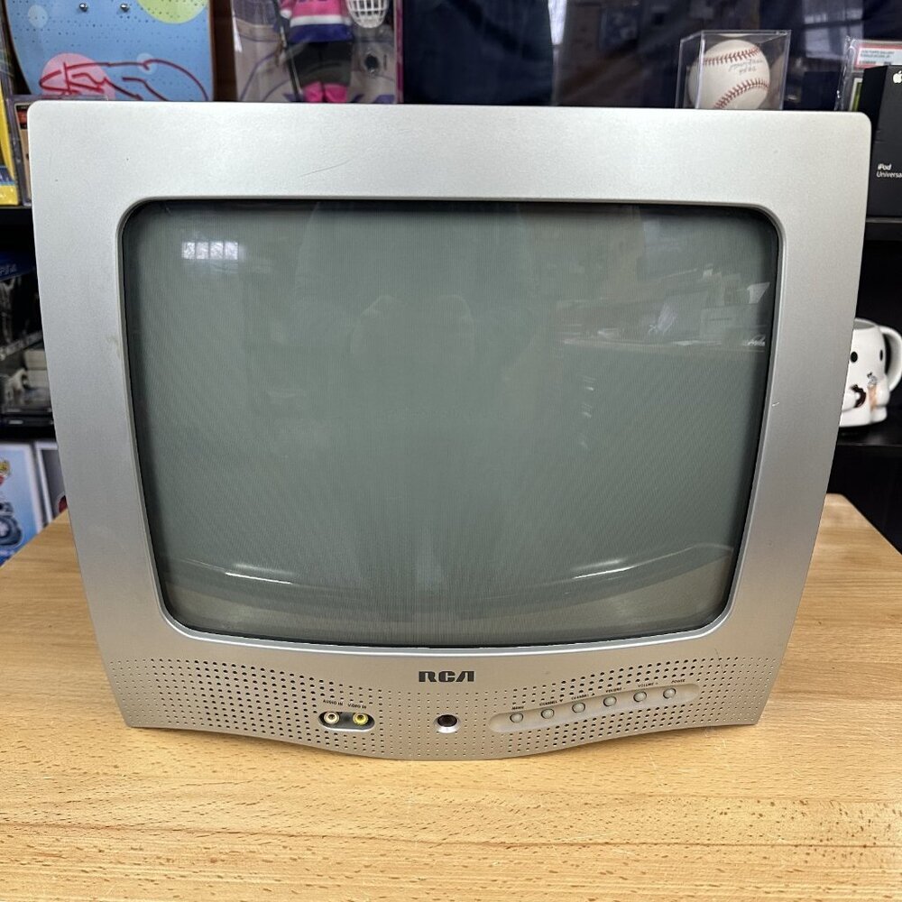 Vintage Silver RCA 13" Retro Gaming CRT TV  E13320  No Remote TESTED